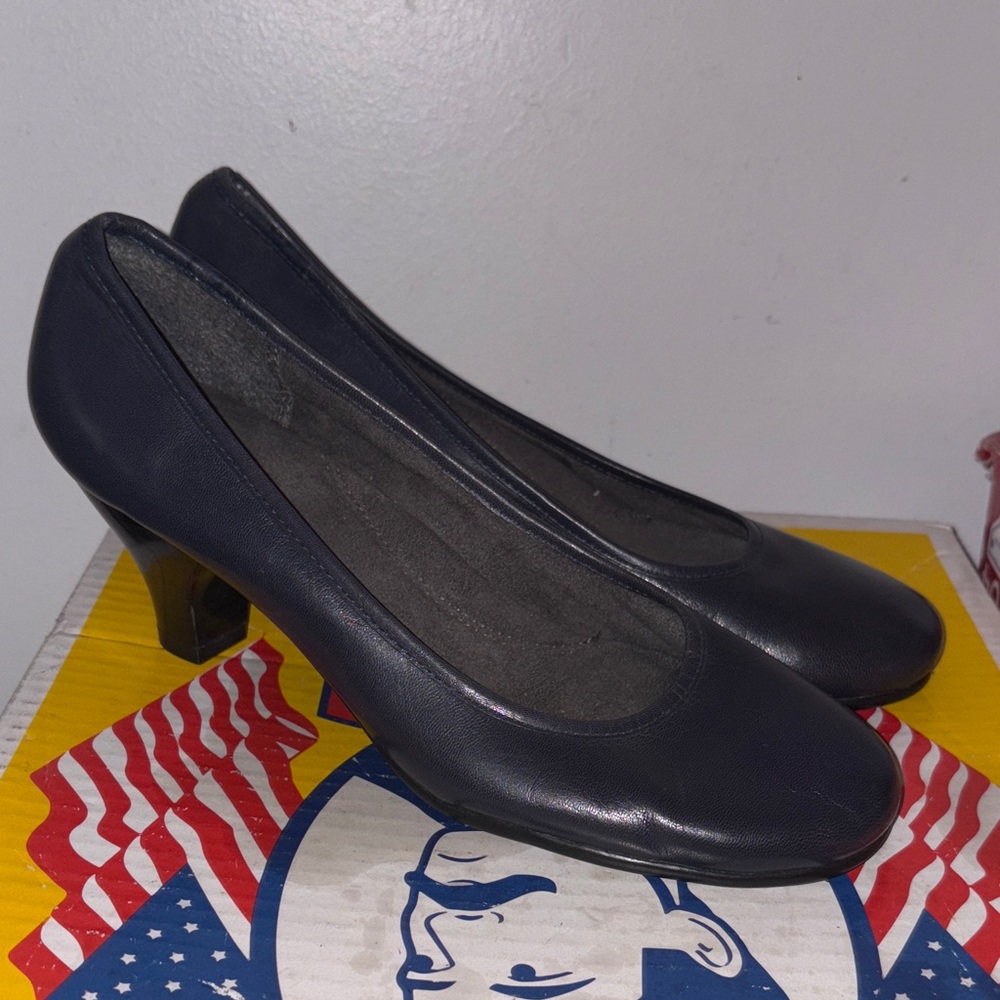 AEROSOLES dark blue Women's Heels size 7.5